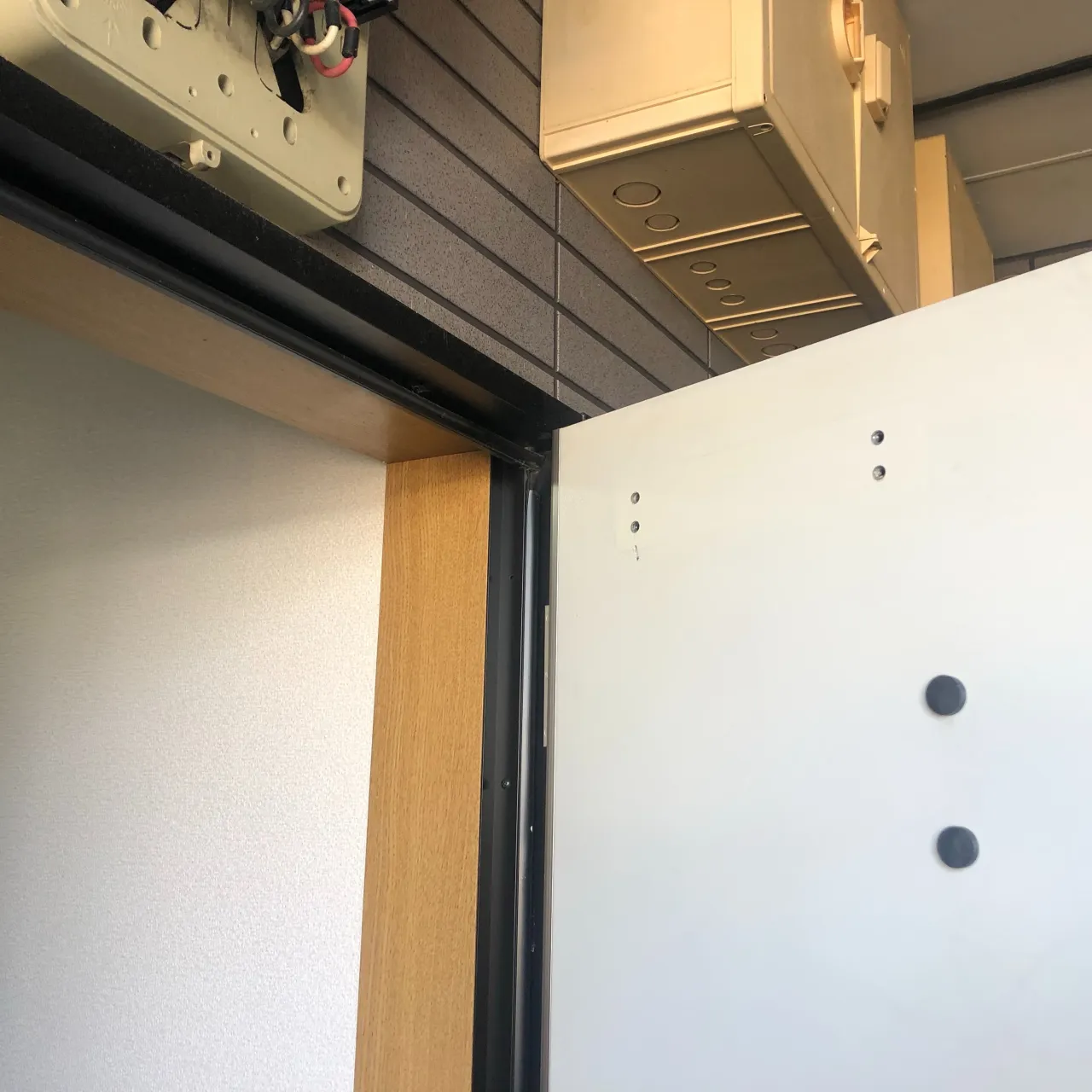 ドアがスムーズに閉まらない原因は？ 🔧