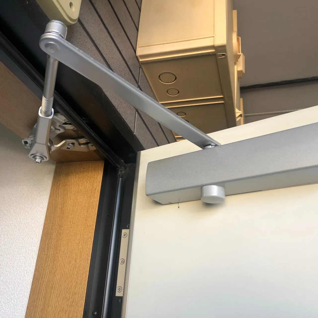 ドアがスムーズに閉まらない原因は？ 🔧